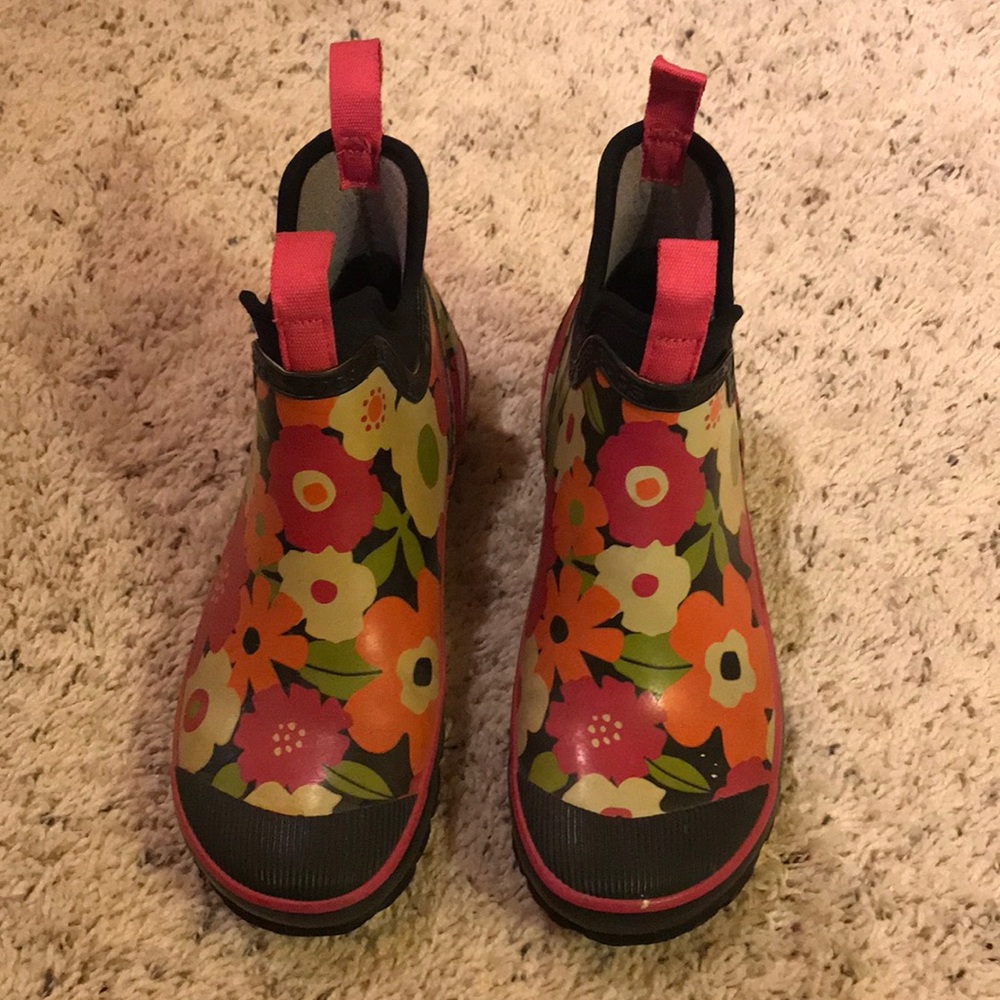 Worn and loved Bogs ankle boots. Size 8.